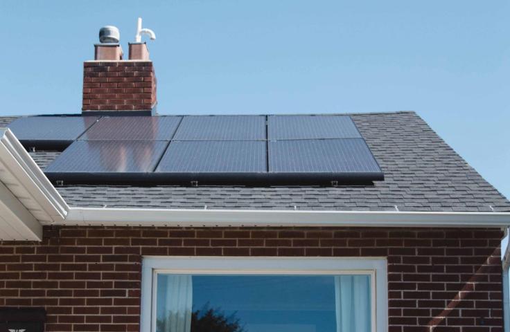 énergie, énergies renouvelables, citoyens, sobriété énergétique, autoconsommation, environnement, transition, circuits courts, territoire, coopération panneaux solaires sur le toit d'une maison