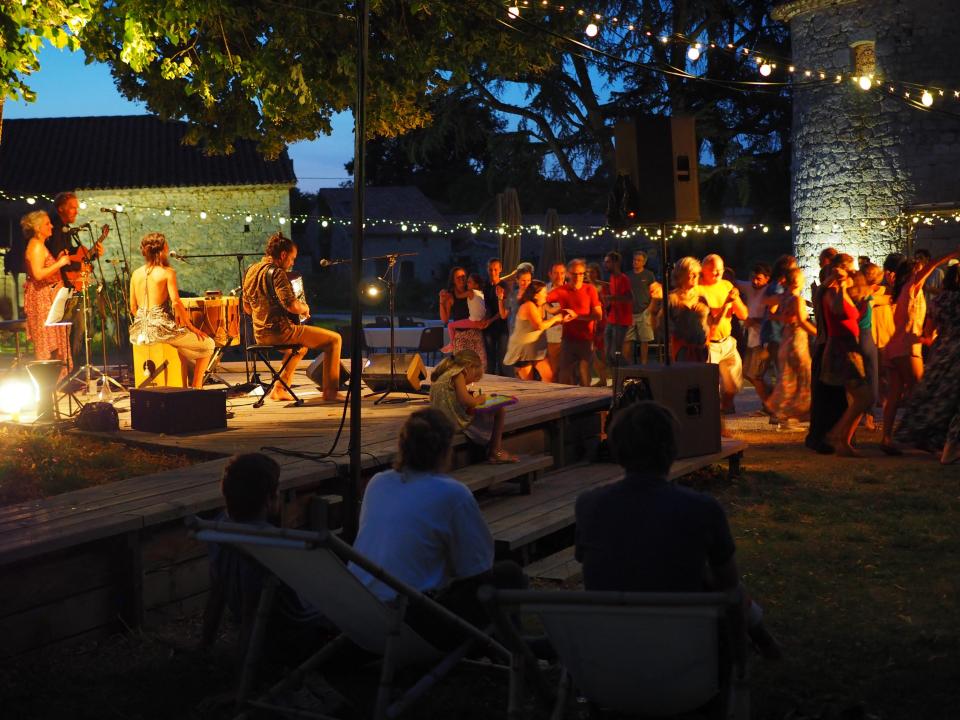 P7270259.JPG La maison forte en soirée